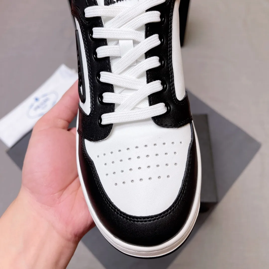 P400 Prada Prada's new men's leather sneakers, the highest version on the market, any comparison is welcome🆚! The original leather has excellent texture and is super high-end! Fetal sheep net lining imported from Italy, removable pad! Luxurious materials and fine workmanship, highly recommended! Code number 38-45 No. 058